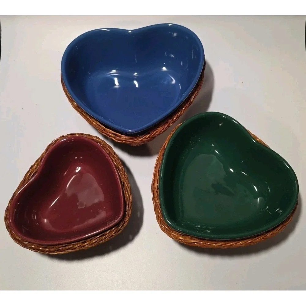 Three Heart Shaped Ceramic Stackable Bowls In Wicker Baskets‎ Blue Green Red